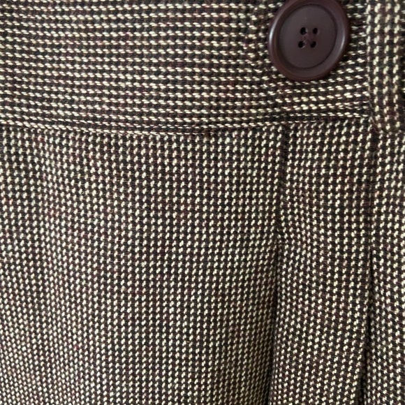 Loft skirt size 8 Burgundy/cream color two buttons, two pockets zipper in back - Picture 5 of 6